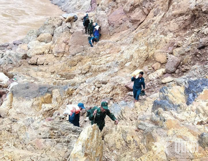 Nghệ An: Bộ đội, dân quân vận chuyển gạo lên bản biên giới